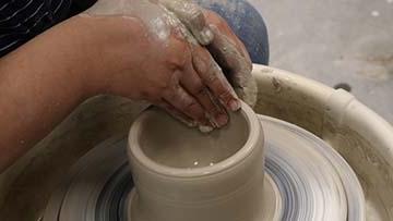 手在陶轮上制作陶器